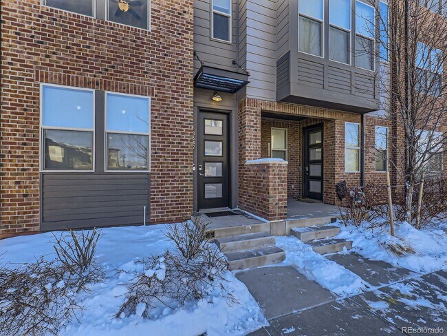 Foto del edificio - 2 bedroom townhome in Northfield Central Park Denver.