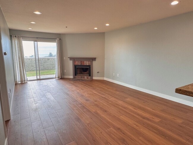 Foto del edificio - Well Kept 2BD Condo with Sunset Views