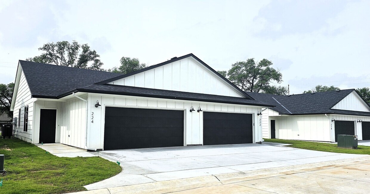Primary Photo - New 3 bedroom/2 bath townhome with double ...