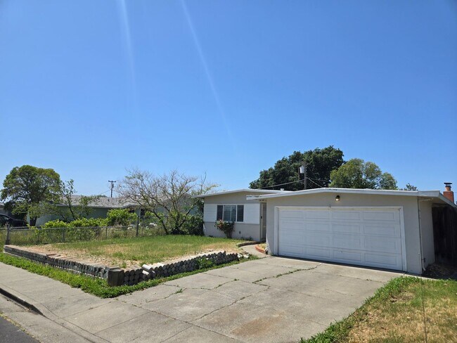 Building Photo - Beautifully Updated 3 Bed, 2 Bath House