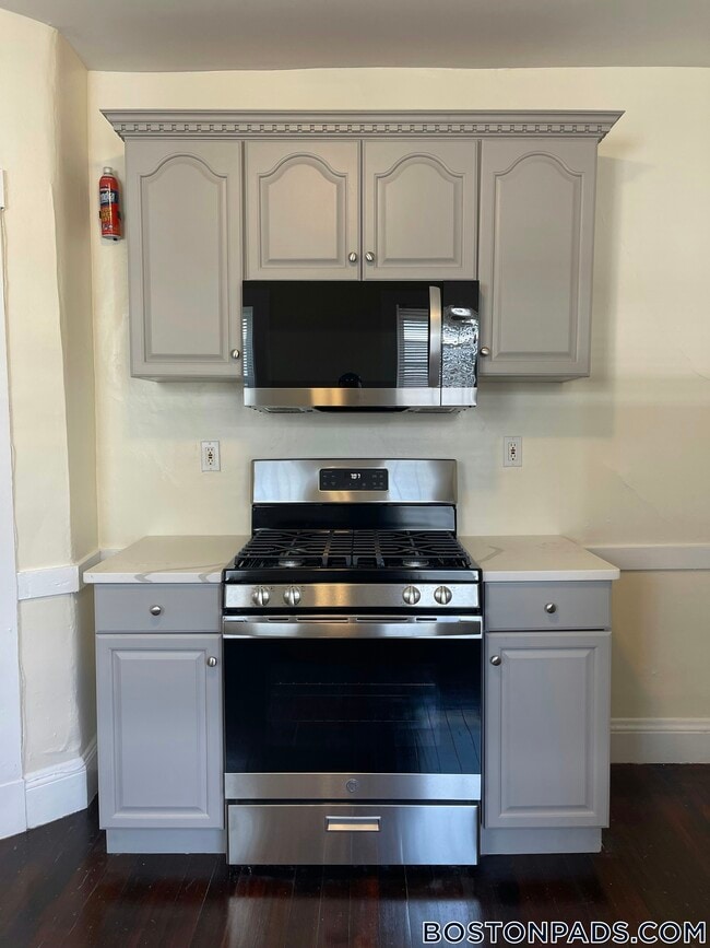 Building Photo - 44 Fairbanks St