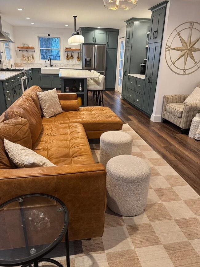 Building Photo - 30 Knoll Top Rd