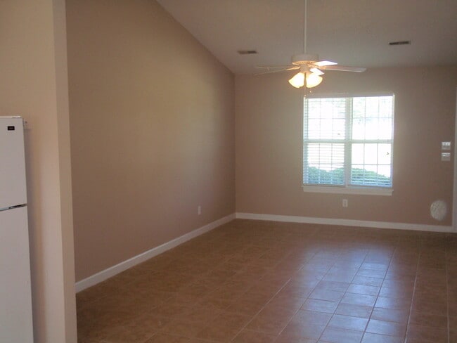 Sala de estar - 560 Snow Hill St