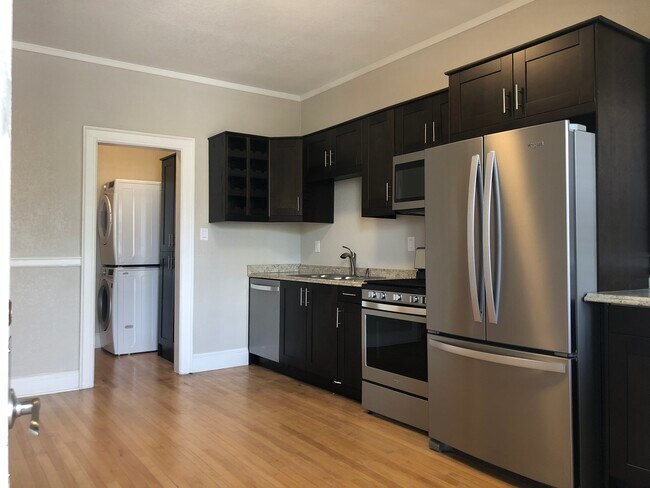 Foto del edificio - 2852 N Oakland Ave