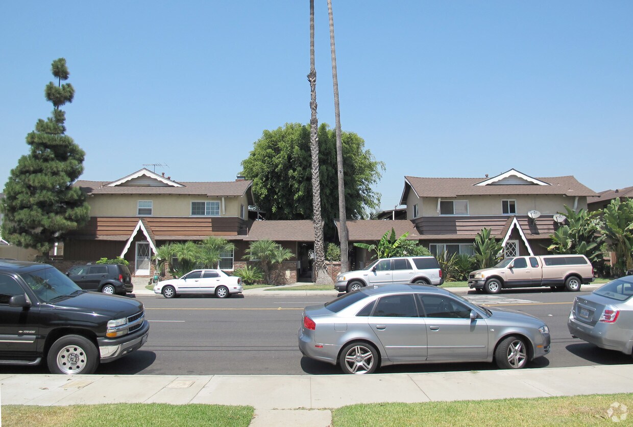 Foto del edificio - 10525 Downey Ave