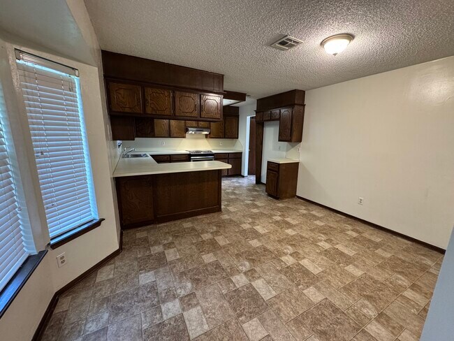 Foto del edificio - 8413 Woodfield St