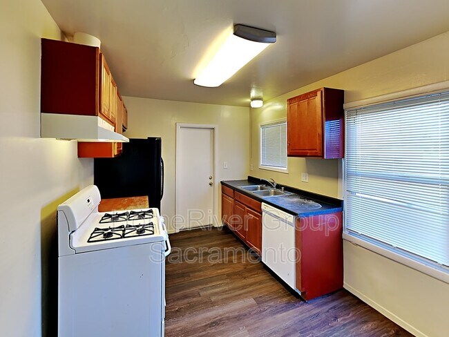 Building Photo - 1548 Harris Ave