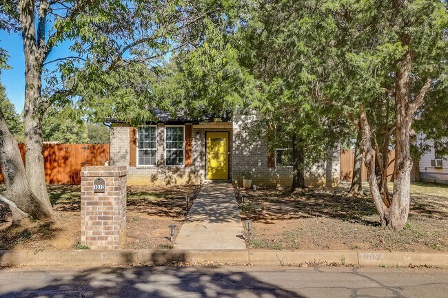Foto del edificio - Beautiful 3 Bedroom, 2 Bath Home in Cleburne