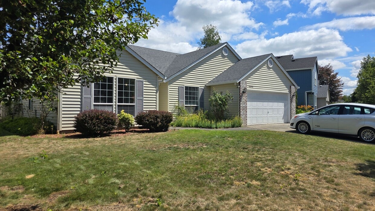 Foto principal - Large 3 bedroom home
