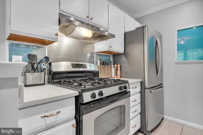 Building Photo - 246 TAVISTOCK