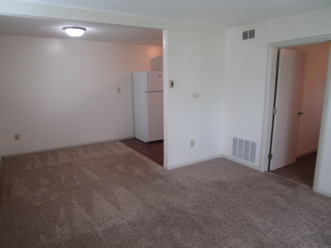 Building Photo - 6200 Circle Dr