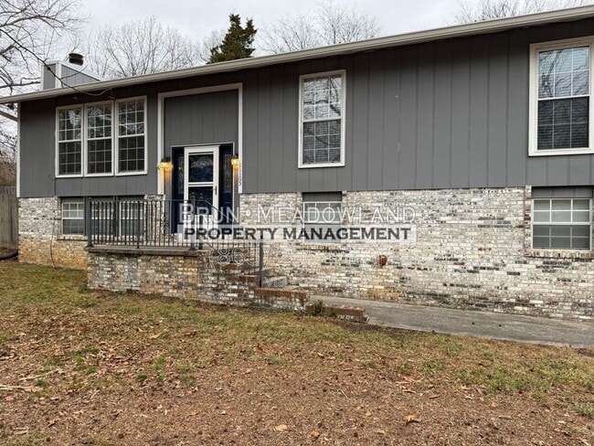 Building Photo - 11105 Lake Hills Dr