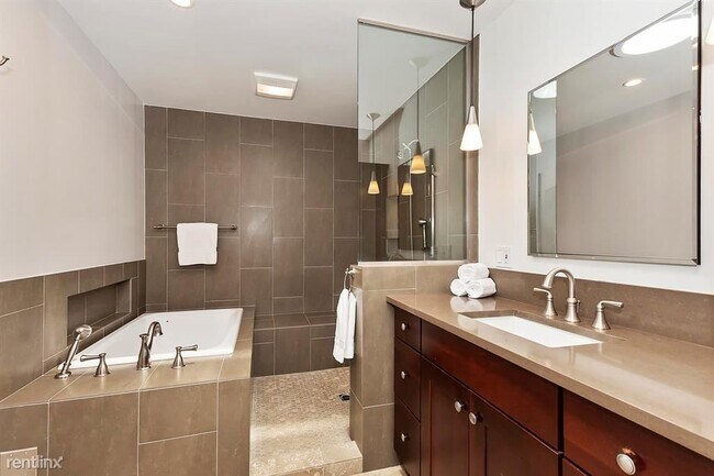Building Photo - 2 br, 1.5 bath Condo - 555 W Baristo Rd # ...
