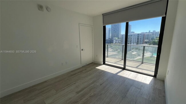 Foto del edificio - 121 NE 34th St