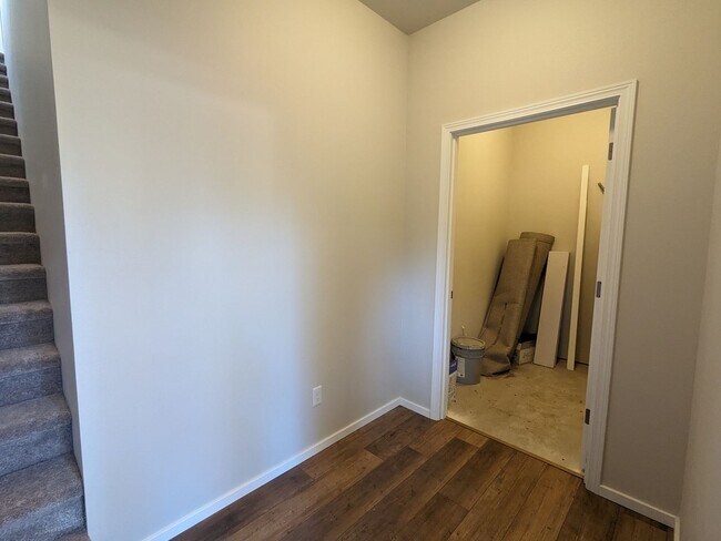 Foto del edificio - Nearly new 2 bedroom 1 bath detached ADU with a double-car garage and a private fenced backyard