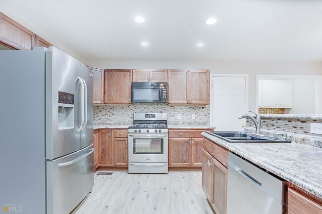 Building Photo - 1060 Whispering Woods Dr