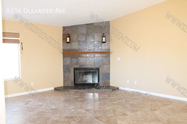 Foto del edificio - 8636 Oleander Ave