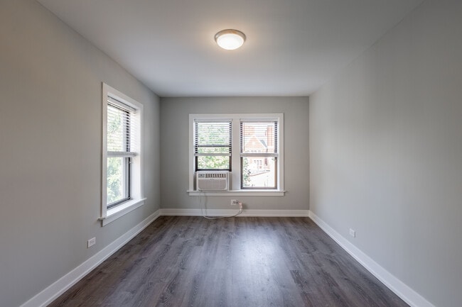 Building Photo - 709 W Brompton Ave