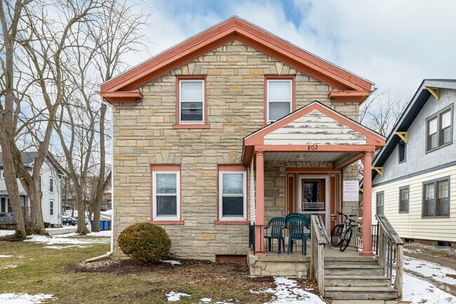 Building Photo - 802 S Main St