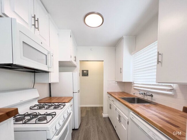 Building Photo - Spacious 1BR Unit In Prime Location!