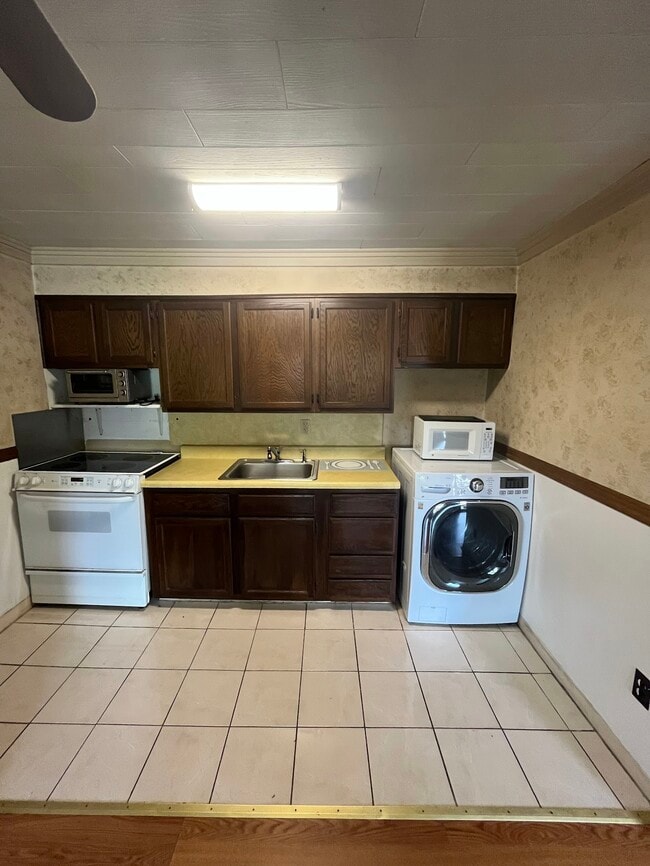 Building Photo - Chestnut Grove Village 17, 18, 19