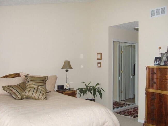 Building Photo - Modern Townhouse for rent (2bdrm; garage; yard)