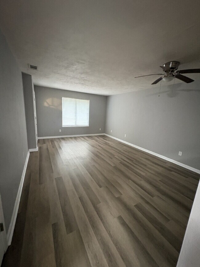 Foto del edificio - Recently Remodeled 2 Bedroom 1 Bathroom Duplex!