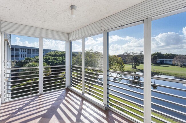 Foto del edificio - 4030 W Palm Aire Dr