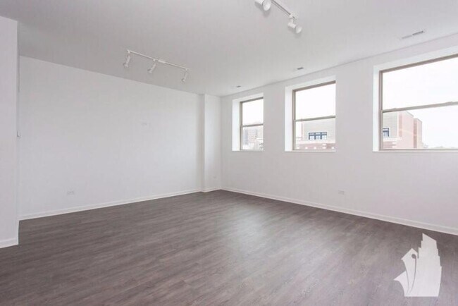 Building Photo - 3 bedroom in Chicago IL 60613