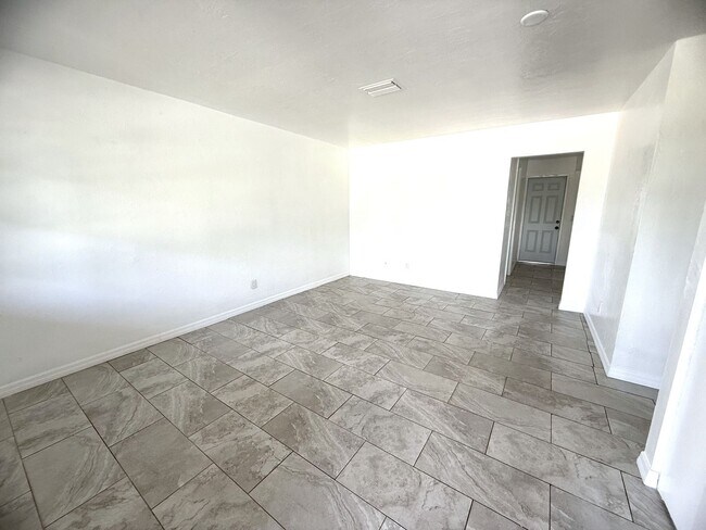 Foto del edificio - 2621 Nightshade Ln