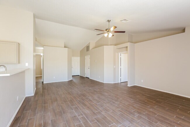 Foto del edificio - 523 N Bailey Cir