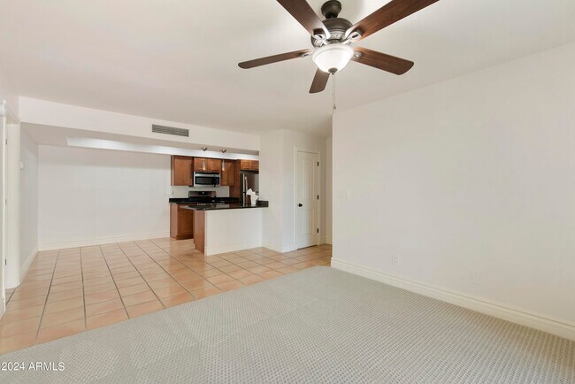 Foto del edificio - 4444 N Paradise Vlg Pkwy S