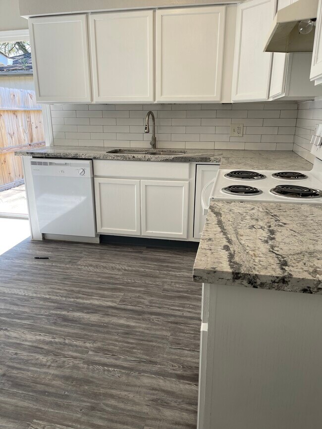 Beautiful granite countertops and freshly resurfaced cabinets - 5123 Gretna Green Dr