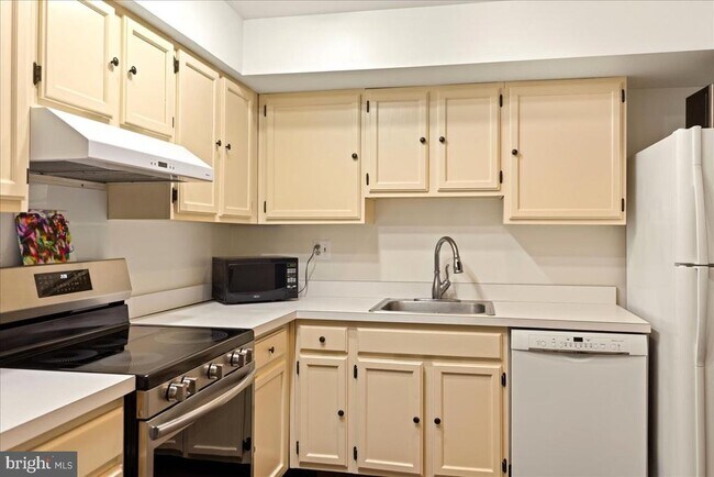 Building Photo - 130 Westbury Ct