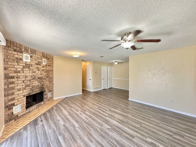 Foto del edificio - 708 Lisa Ln