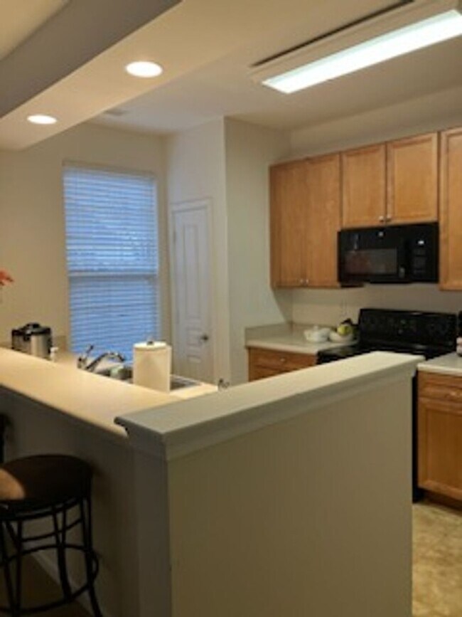 Building Photo - Beautiful Condo in Ridgely Manor