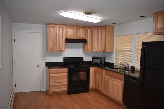 Kitchen with Granite countertop - 522 W Chestnut St