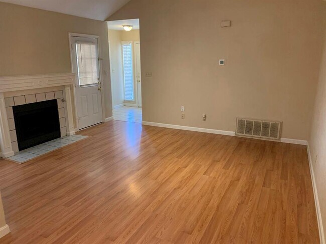 Foto del edificio - 2607 Howellwood Way