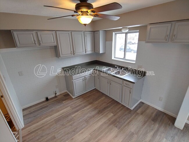 Foto del edificio - Freshly painted 3 bedroom with new flooring throughout!