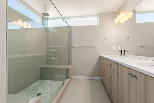 Foto del edificio - Trendy West Seattle Townhome w/Air Conditioning and Rooftop Deck