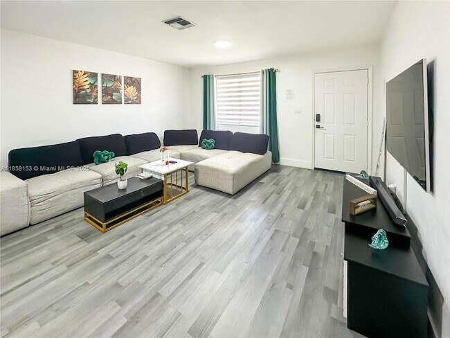Foto del edificio - 1050 NW 103rd St
