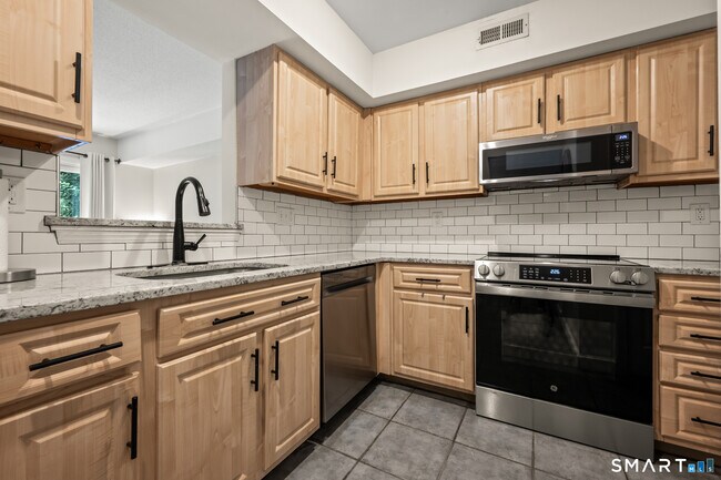 Foto del edificio - 190 Tomlinson Ave