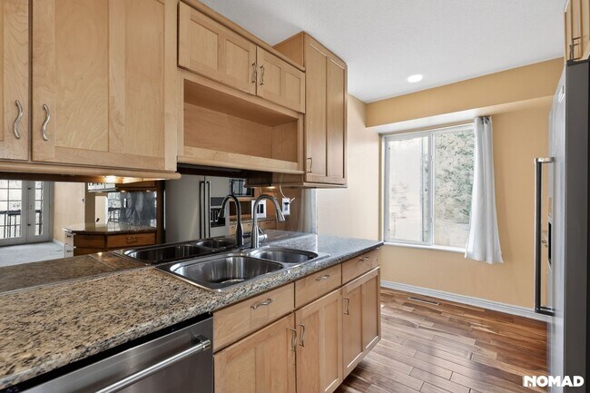 Foto del edificio - Airy 2BR Townhome in Lakewood