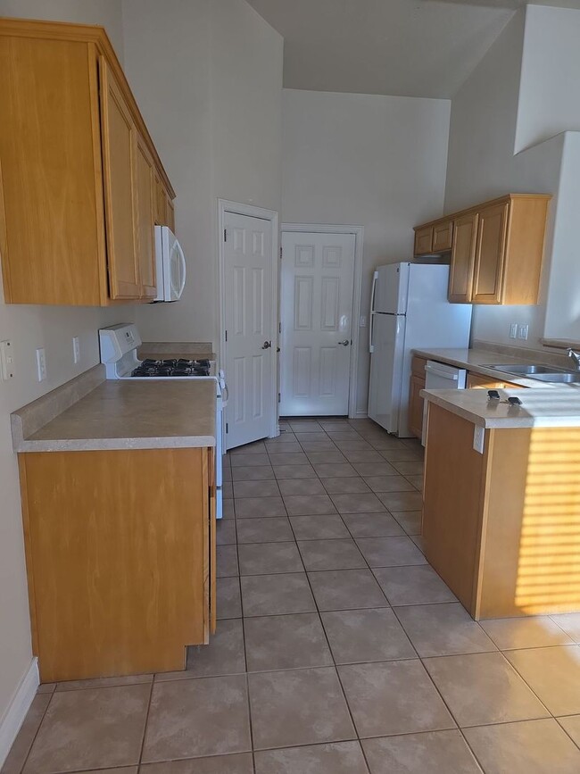 Building Photo - Northern View Subdivision Townhome