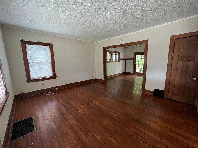 Building Photo - 3 bedroom home available In Rockford