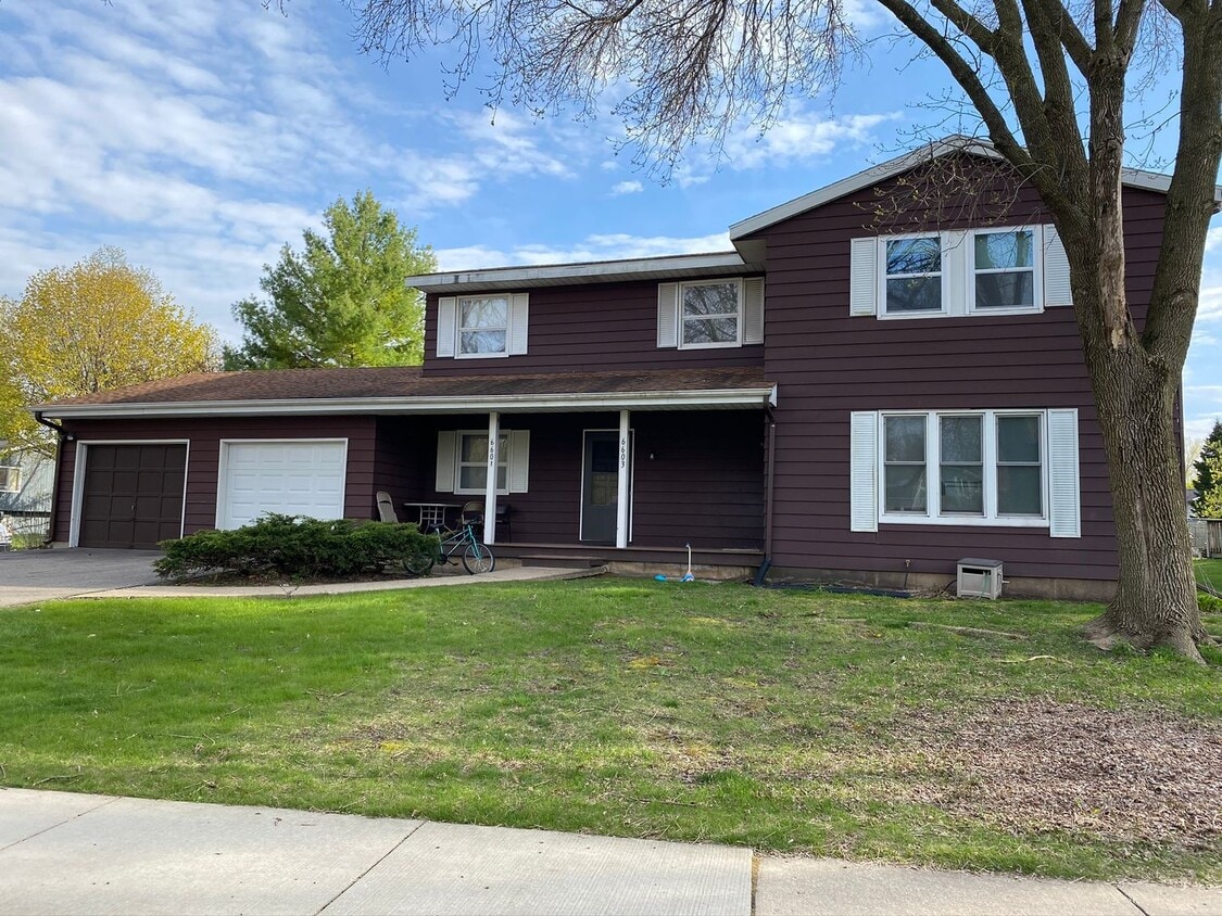 Building Photo - 3 bedroom, 1.5 bath with eat-in kitchen, g...