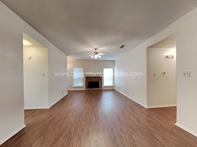 Foto del edificio - 10317 Lone Pine Ln