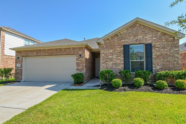 Foto del edificio - 8135 Running Brook Ln