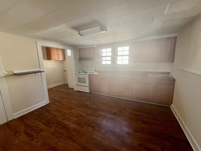Building Photo - 3 bedroom, one bath in Burlington