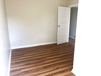 Building Photo - 251 Maple Ave